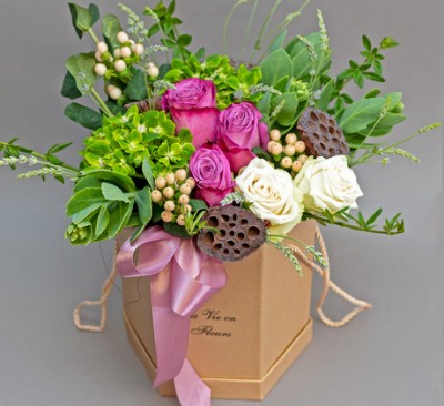 Eleganță florală - aranjament cu trandafiri și hortensia